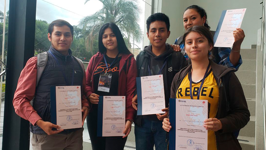 Estudiantes reciben los certificados en la clausura del SmartTech-IC 2019