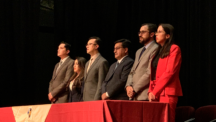 Mesa directiva conformada por autoridades y directores de carrera en el acto de inauguración