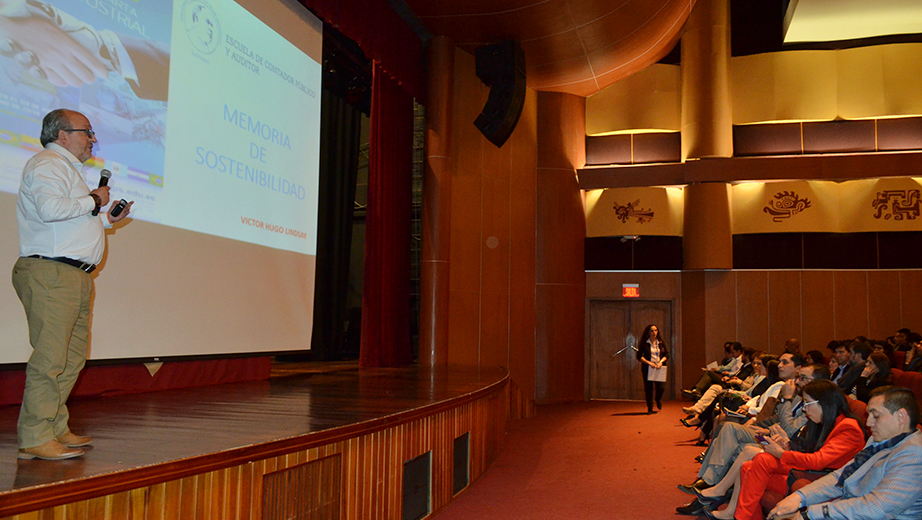 Víctor Lindsay durante su ponencia sobre Memoria Sostenible