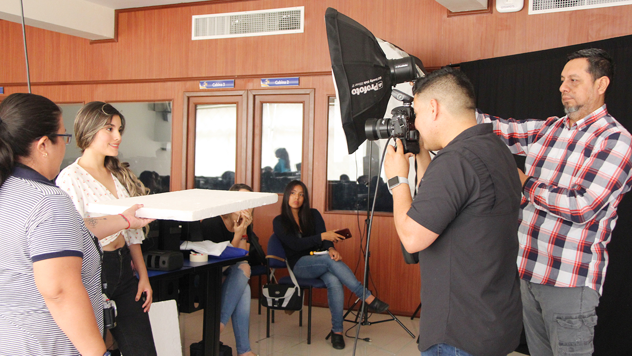 Estudiantes realizan la práctica de fotografía de retrato con manejo de profundidad