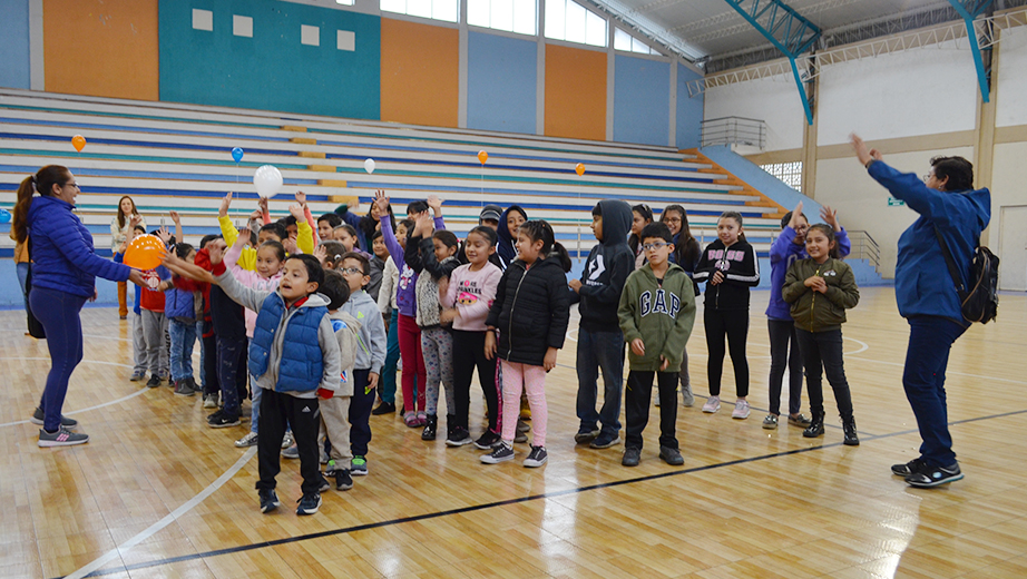 Niñas y niños participantes de la Colonia Vacacional de la ADETUPS