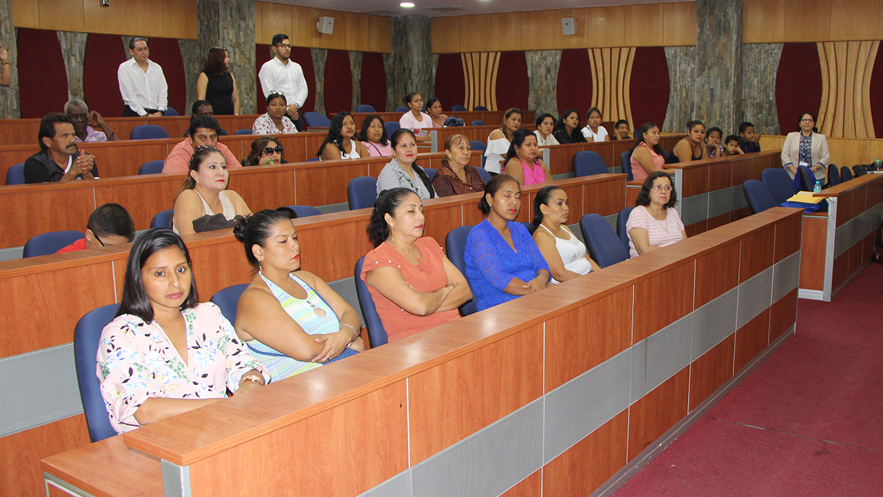 Personas beneficiarias del curso durante la ceremonia de clausura