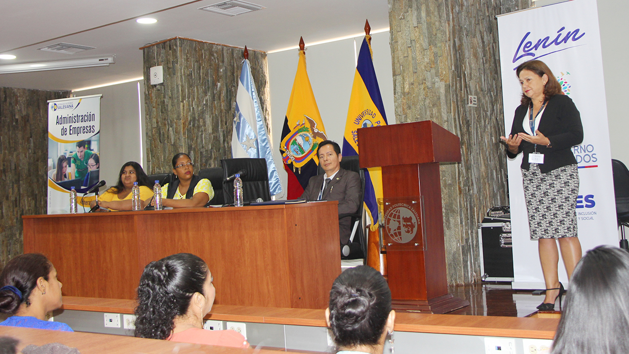Hilda Pincay, directora del Distritito Centro Sur MIES, entrega el diploma de participación a Hirma García