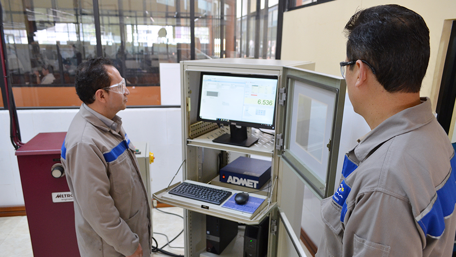 Comprobación de datos con los equipos en el laboratorio