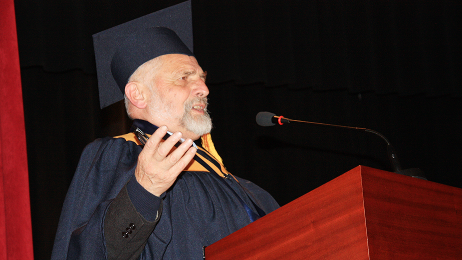 El P. Juan Bottasso recibió el grado de Doctor Honoris Causa por la Universidad Politécnica Salesiana en el año 2011
