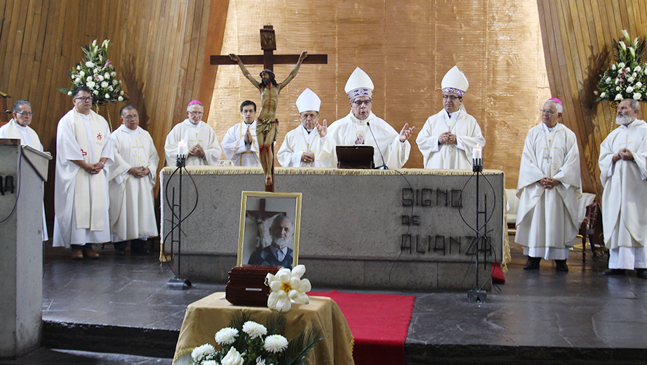Eucaristía de funeral del P. Juan Bottasso celebrada por el Arzobispo de Quito, Monseñor Alfredo Espinoza  y concelebrada por sacerdotes salesianos
