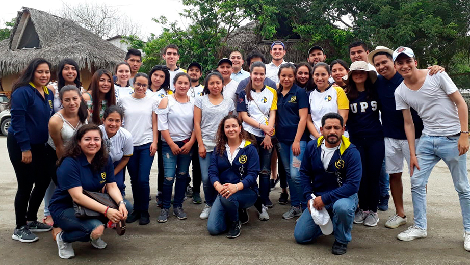 Grupo de estudiantes y profesores de la carrera de Ingeniería Ambiental