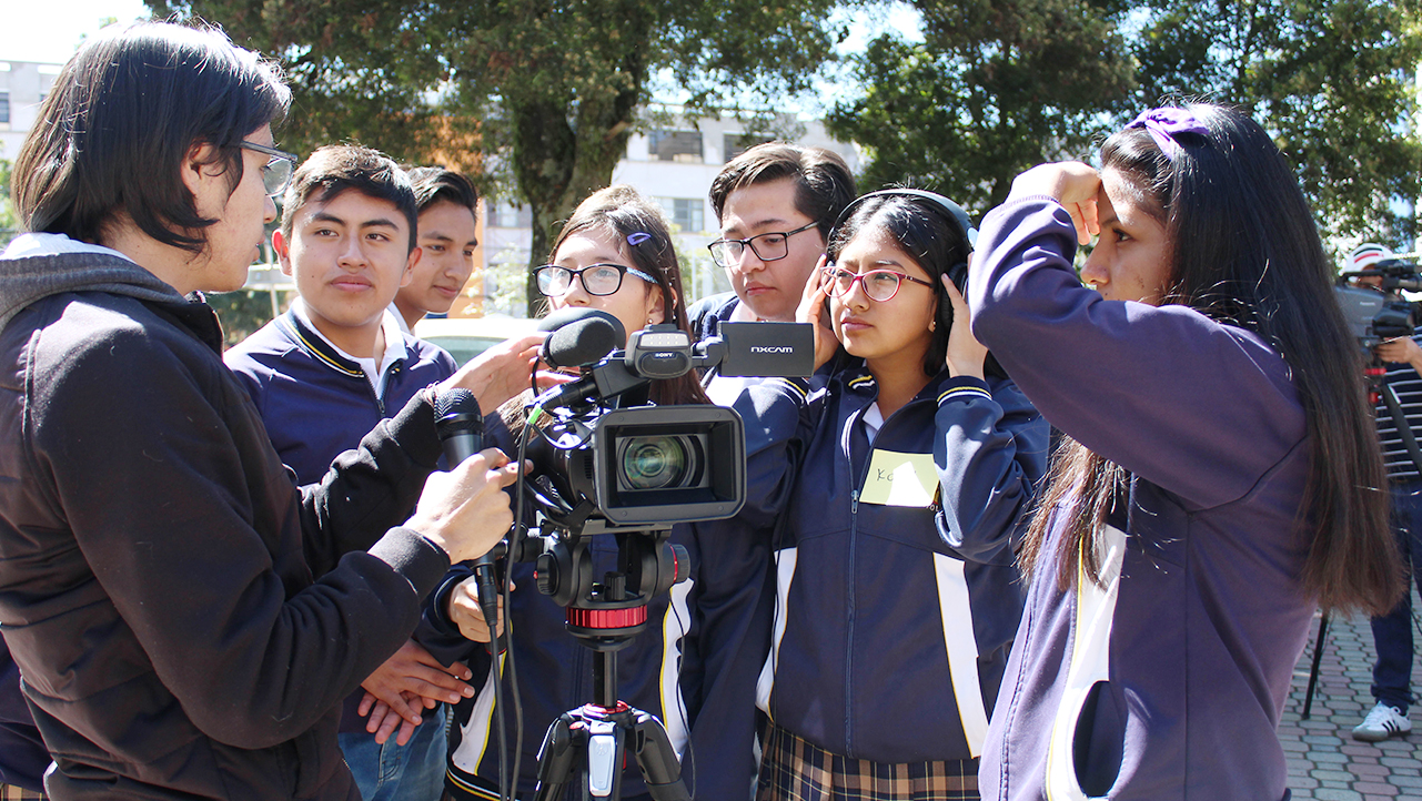 Estudiantes del Colegio Técnico Don Bosco en los talleres de producción multimedial