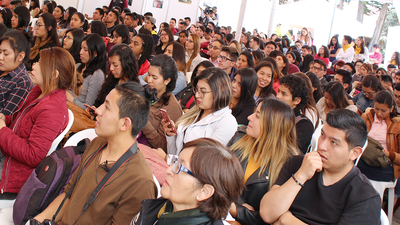 Estudiantes, docentes y personal administrativo que asistieron a la II Jornada de Comunicación