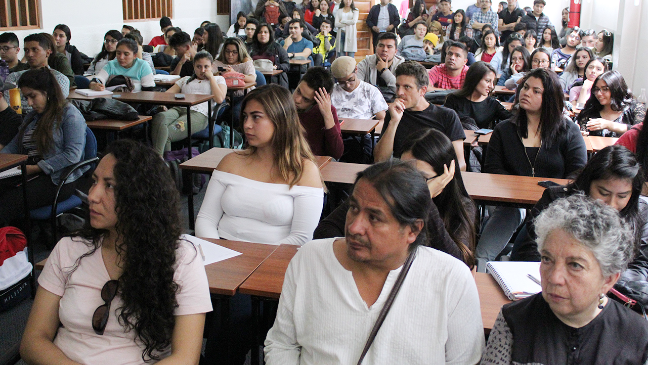 Estudiantes de Psicología en el foro realizado en el auditorio Leonidas Proaño del campus El Girón