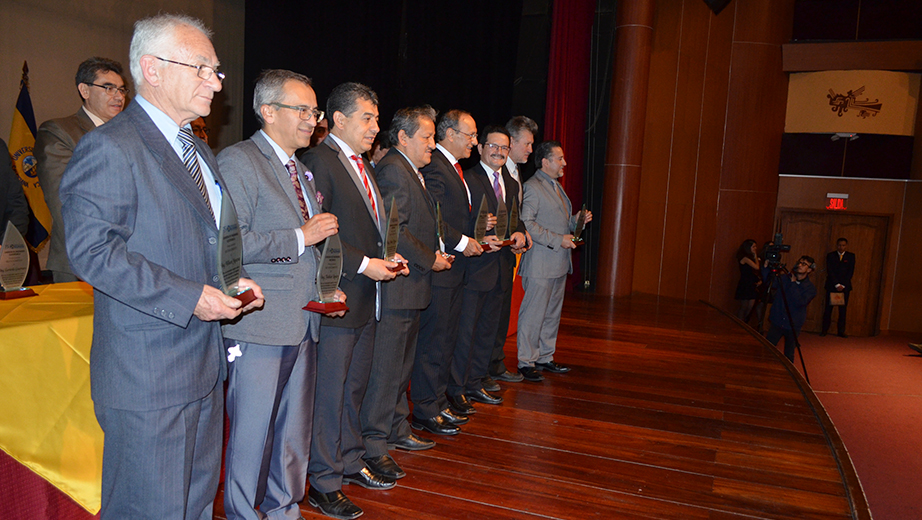 Grupo de docentes homenajeados en los 25 años de creación de Mecánica y Electrónica