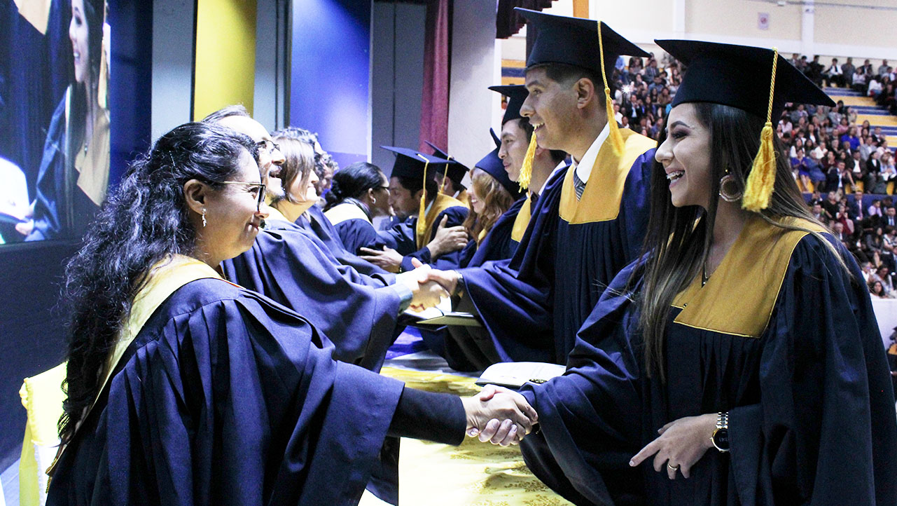 Investidura y entrega de título a los graduados del campus El Girón