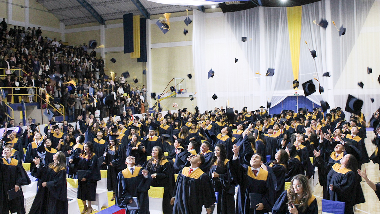 eremonia de graduación en el coliseo del campus El Girón