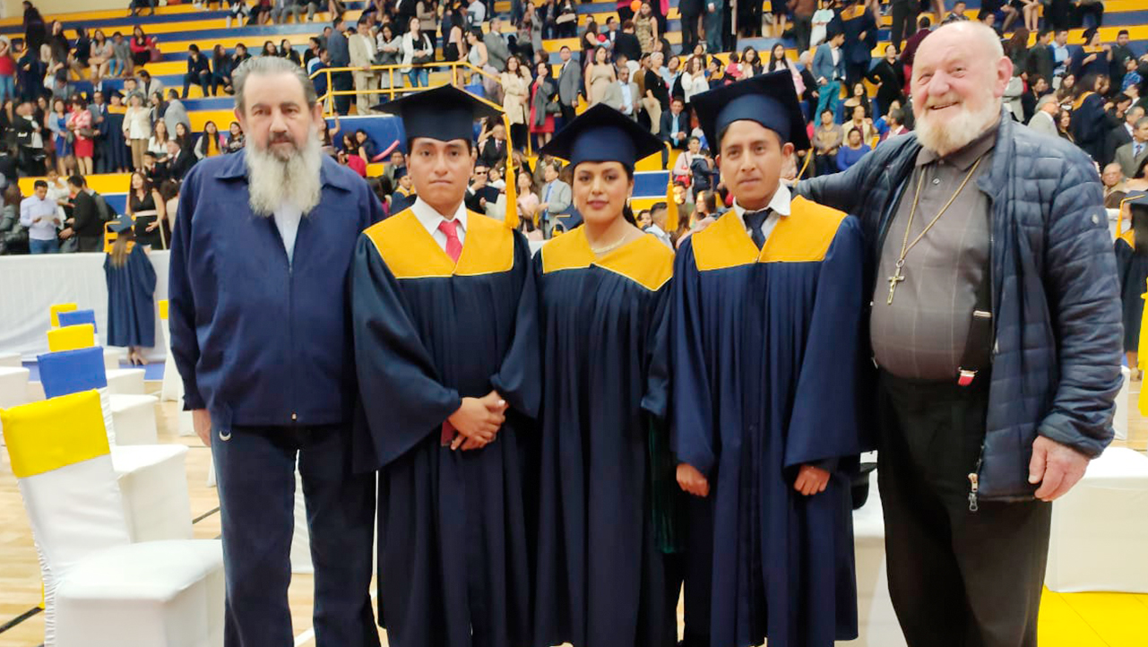 Móises Pallo, Elsa Pallo, Iván Shimpiu junto a los sacerdotes de la obra salesiana en Ecuador
