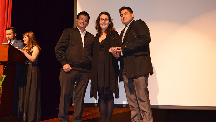 Anahí Morandi, Josué Merchán winners of the best video clip, awarded by professor Jorge Galán