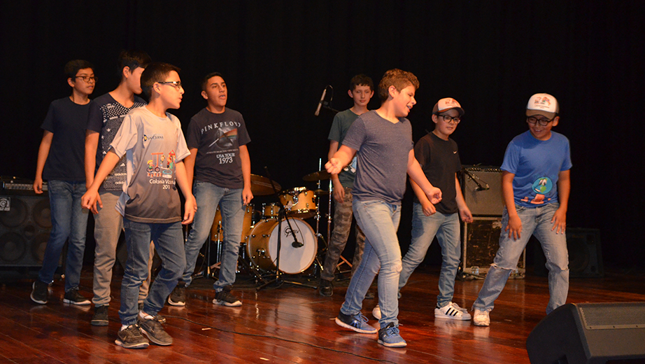 Jóvenes durante la clausura de la colonia vacacional