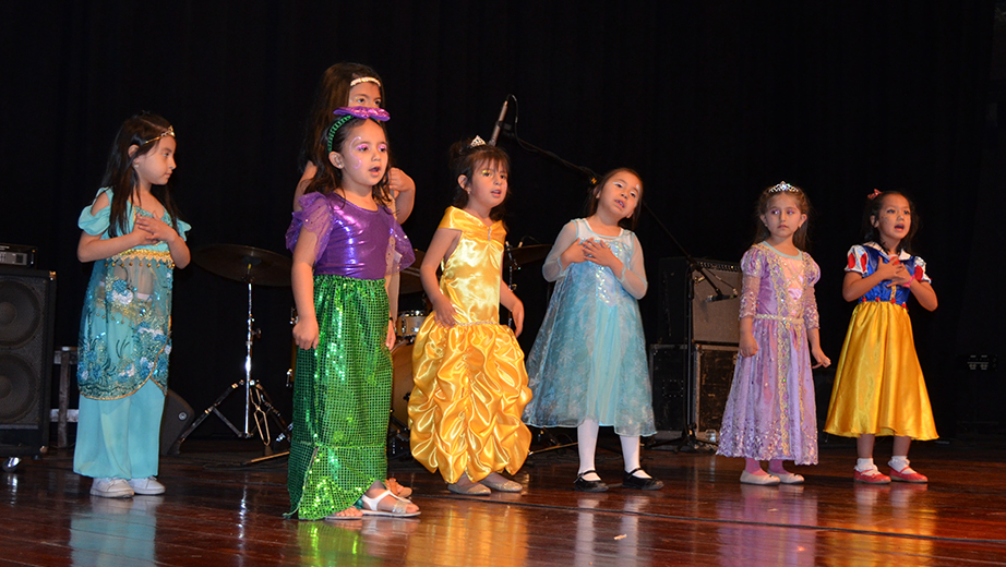 Grupo de niñas en la clausura de la colonia