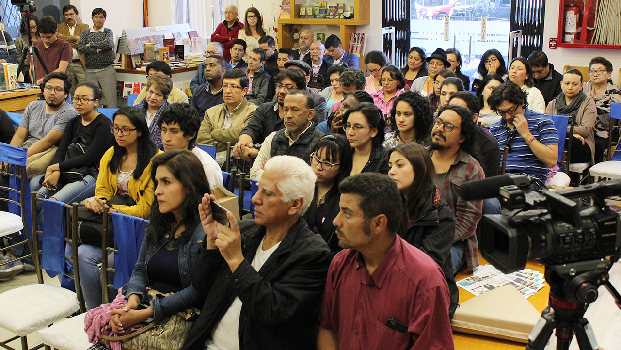 Estudiantes, docentes y público general en la presentación del libro en la Librería Universitaria Abya Yala - UPS