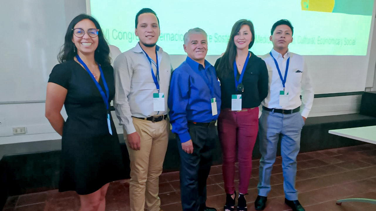 (De izq. segundo) Mikele Hinojosa y quinto Carlos Simba en la Pontificia Universidad Católica de Chile con participantes de otras universidades