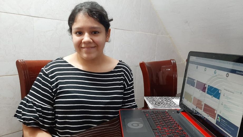 Estudiante de la sede Guayaquil en el inicio de sus clases virtuales