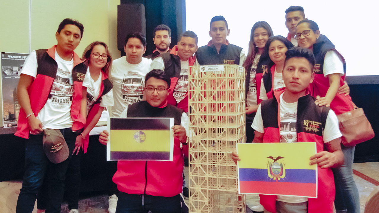 Estudiantes y profesores con el proyecto