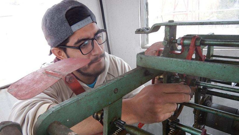 Mateo Castro en las labores de reparación del reloj