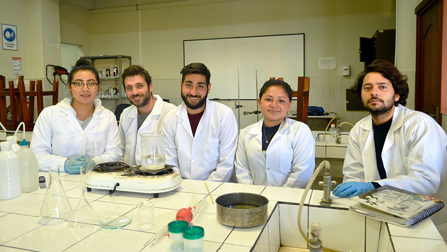 TThe three students from Universidad de Nápoles Federico and two environmental engineering students