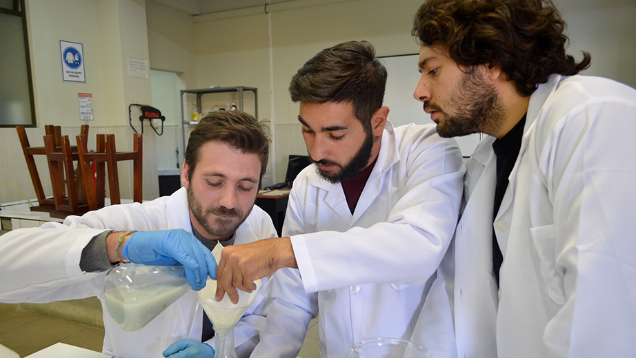 Maestrantes Universidad de Nápoles Federico II en los laboratorios de la sede Cuenca