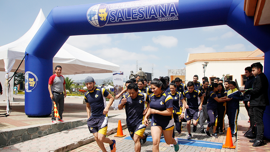 Estudiantes de la carrera de Pedagogía de la Actividad Física y del Deporte durante una competencia interna