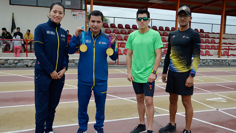 Julio Chuqui junto a los atletas ganadores de los Juegos Panamericanos