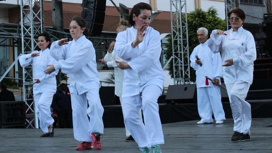 Presentación del Grupo ASU Tai Chi en el campus El Girón durante la Caravana Cultural.