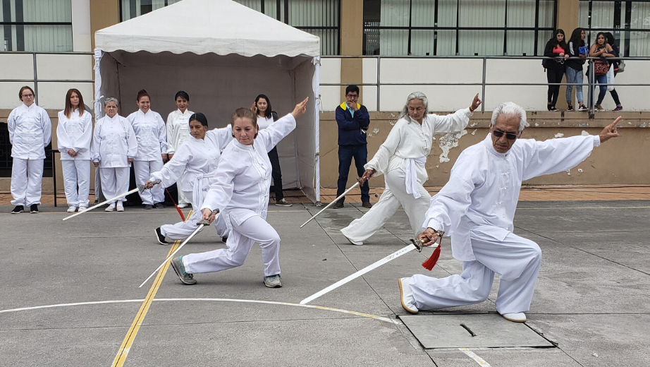 Presentación del Grupo ASU Tai Chi en el campus El Girón durante la Caravana Cultural.