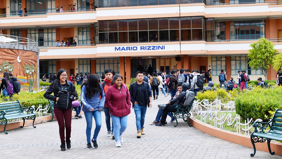 Estudiantes caminan por las instalaciones de la sede Cuenca