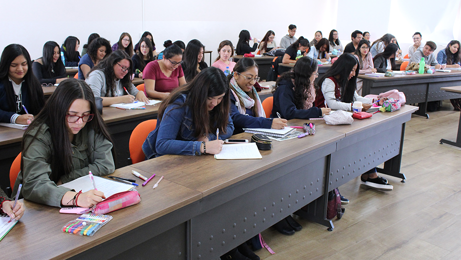 Estudiantes de la sede Quito durante sus clases