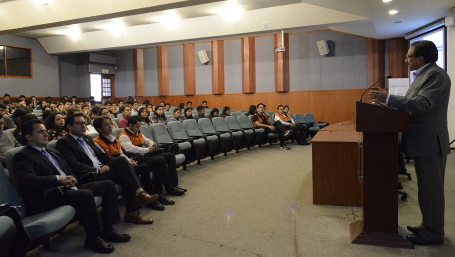 Participación de Fernando Pauta, durante la sustentación de su conferencia