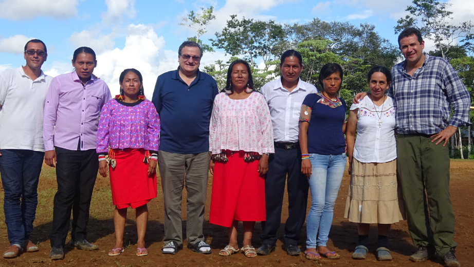 Students of the intercultural bilingual education program with José Juncosa, Sebastián Granda, Wasakentza.