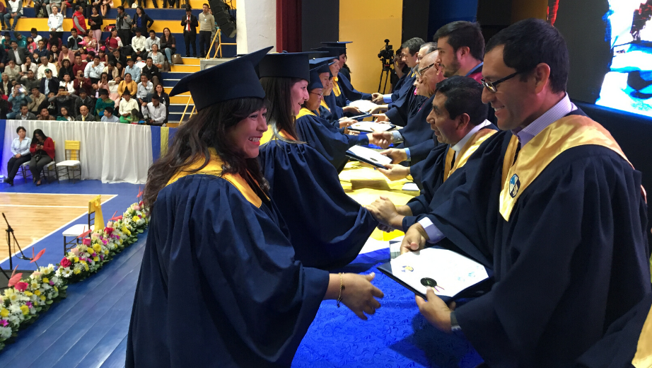 Estudiantes kichwas y achuar recibieron en el 2019 su título de tercer nivel de la carrera de Educación Intercultural Bilingüe
