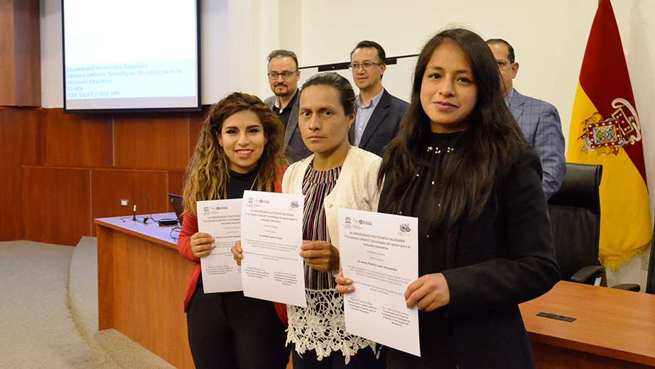 Entrega de certificados a estudiantes y profesores de la U.E. Santa Mariana de Jesús