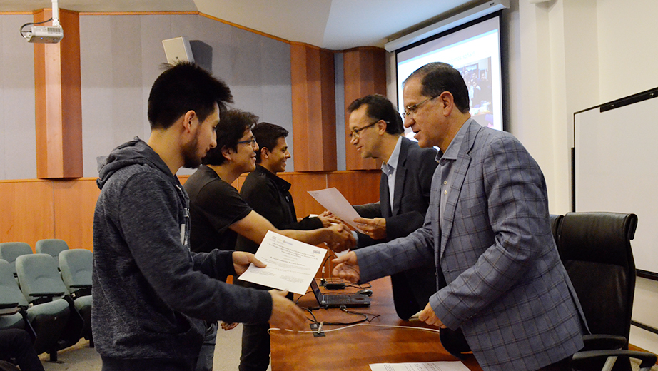 Entrega de certificados a estudiantes y profesores de la U.E. Santa Mariana de Jesús