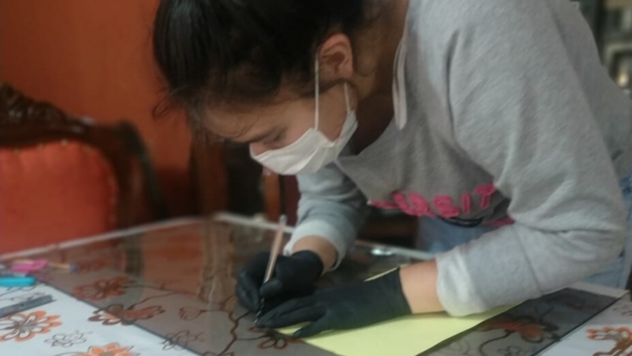 Marcela Saavedra durante el proceso de recorte y armado