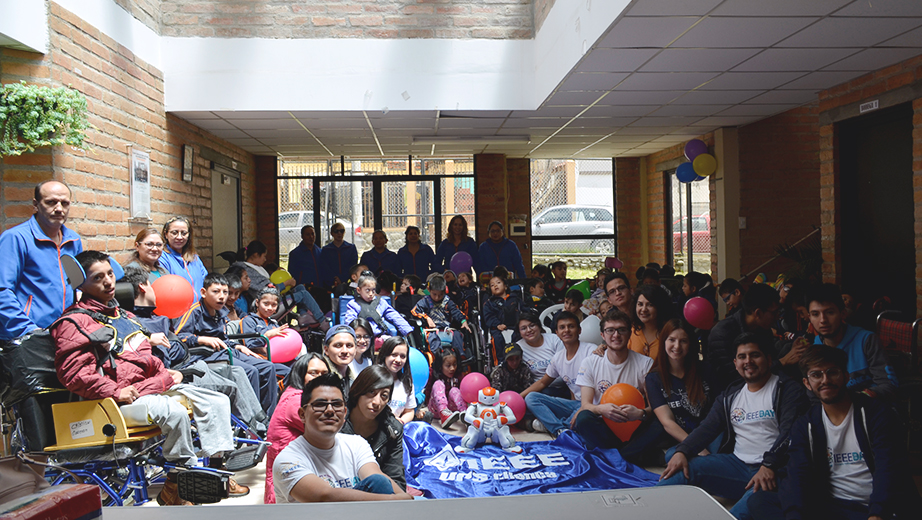 Grupo de niños, niñas, profesores del Instituto Stephen Hawking, junto a estudiantes de la UPS