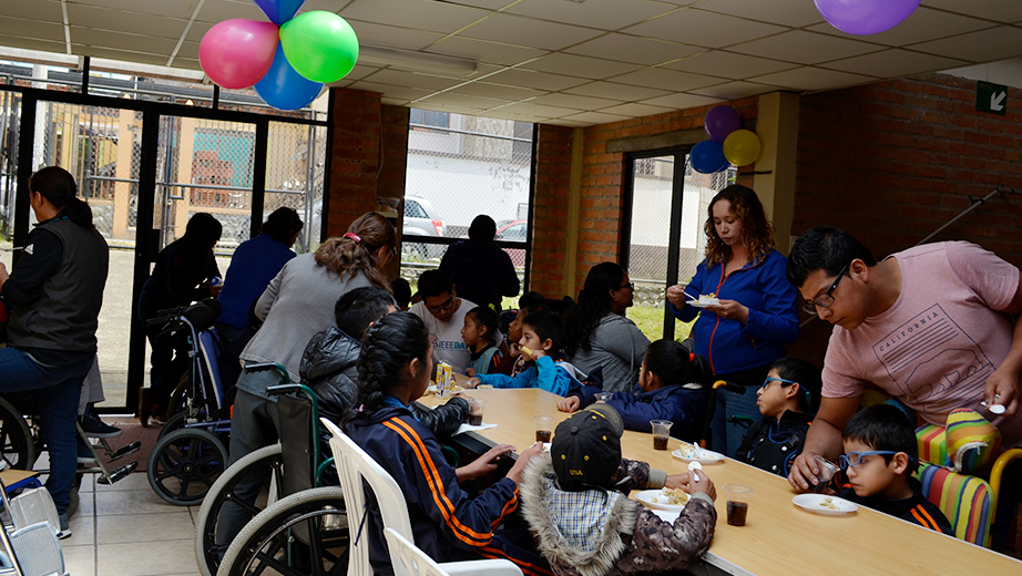 Los niños y niñas del del Instituto Stephen Hawking disfrutando de un aperitivo