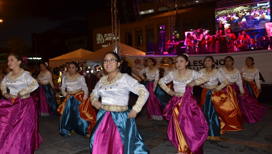 Grupo de Danza en la Plazoleta Artesanal del EDEC