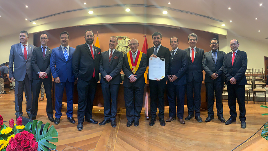 P. Javier Herrán (c) con vicerrectores de la UPS y ex alumnos salesianos