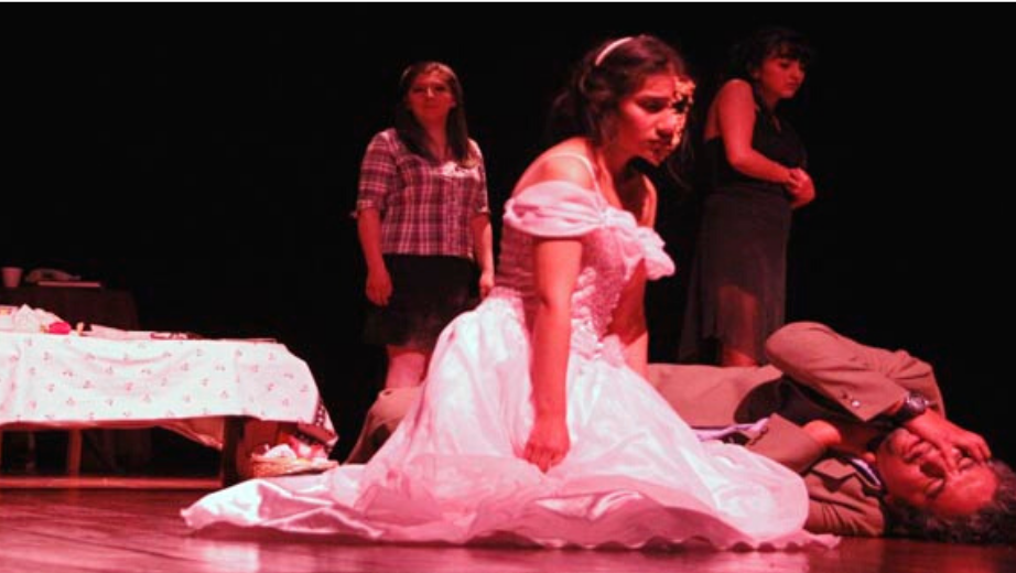 Compañía de teatro de la sede Cuenca en la presentación de la obra
