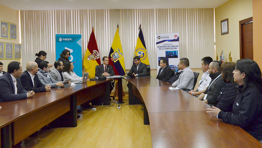 Representantes de la UPS y la EMOV EP durante la firma de convenio