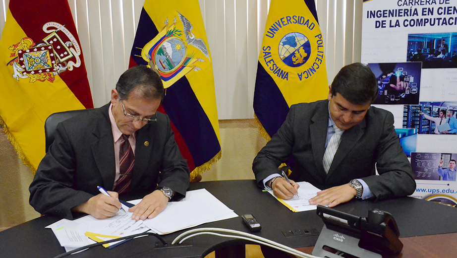 (de izq.) Fernando Moscoso, Vicerrector de la UPS sede Cuenca y Juan Carlos Aguirre, Director de la EMOV EP durante la firma del convenio