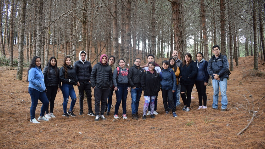 Grupo de Estudiantes de la Educación Inicial y Básica el Complejo Arqueológico de Huasipamba