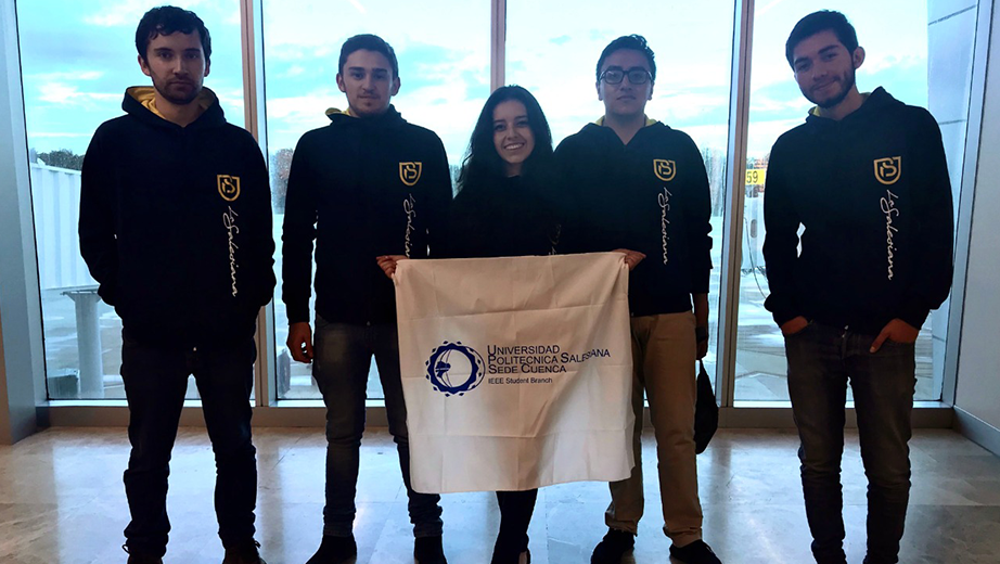 Estudiantes de Ingeniería Electrónica y Computación, miembros del capítulo de Computer Society y de la rama estudiantil IEEE