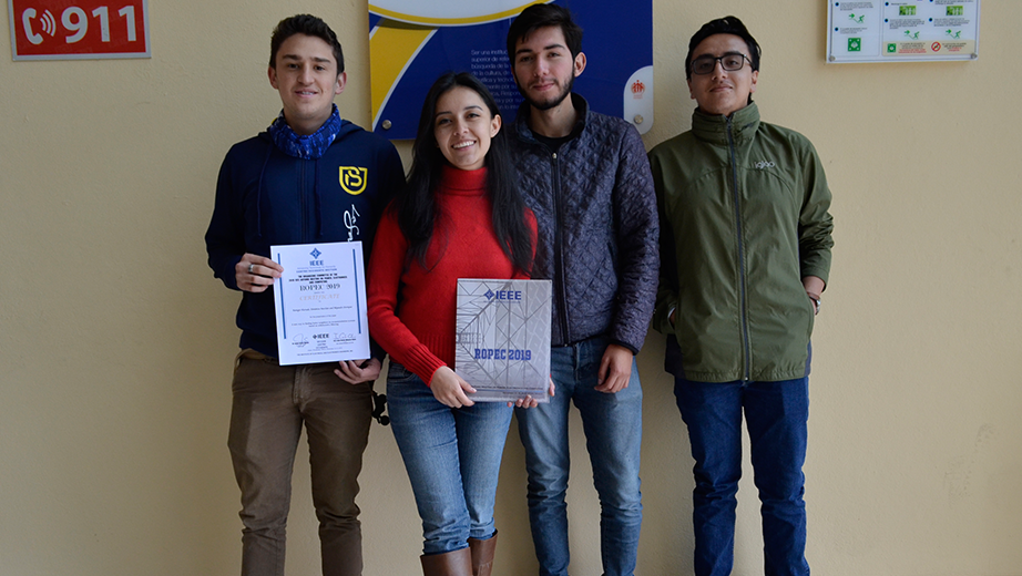 Estudiantes de Ingeniería Electrónica y Computación, miembros del capítulo de Computer Society y de la rama estudiantil IEEE